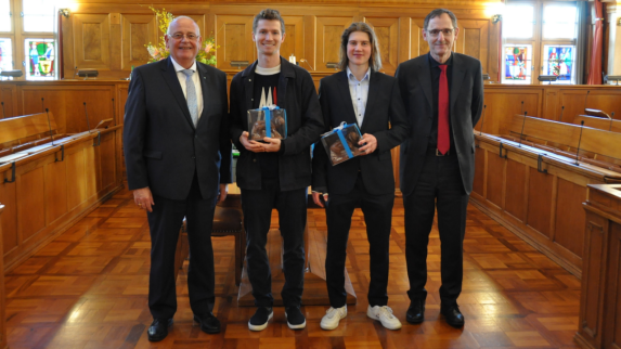 Markus Kägi und Mario Fehr mit zwei Snowboarder.