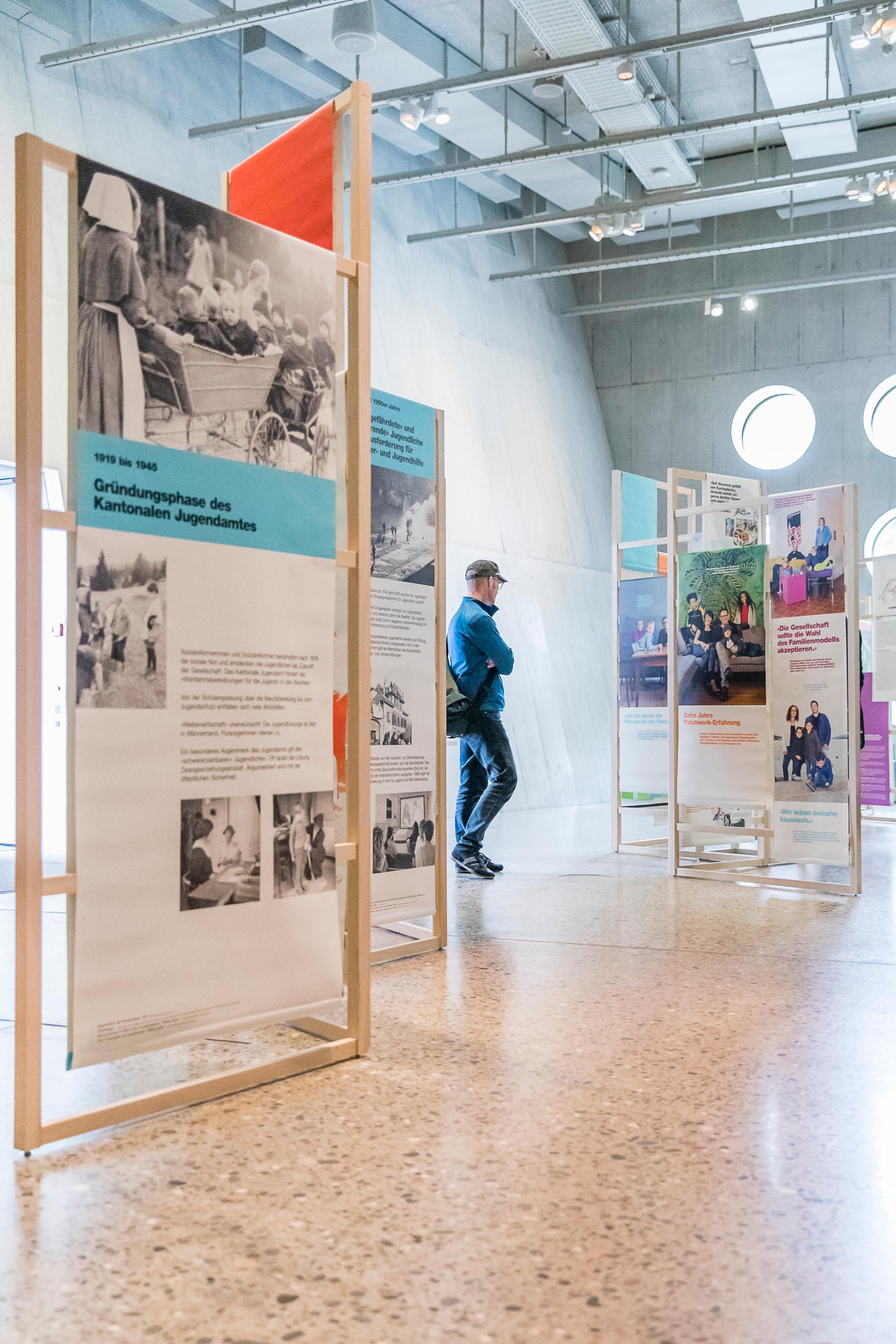 Ein Bild der Vernissage: Amt für Jugend und Berufsberatung zu seinem 100-Jahr-Jubiläum.