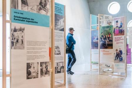 Ein Bild der Vernissage: Amt für Jugend und Berufsberatung zu seinem 100-Jahr-Jubiläum.