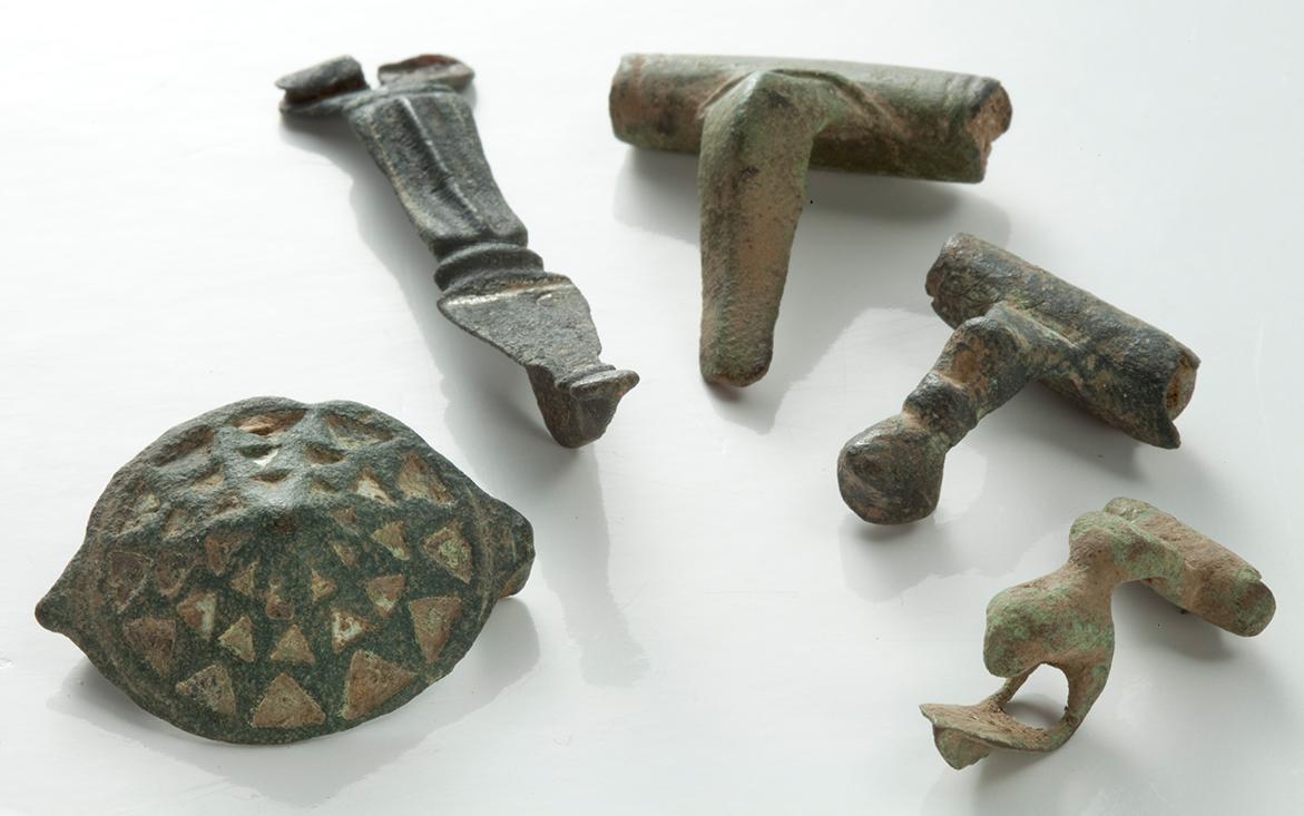 Römische Fibeln (Gewandschliessen) bringen wertvolle Hinweise zu einer bisher kaum erforschten Epoche. 