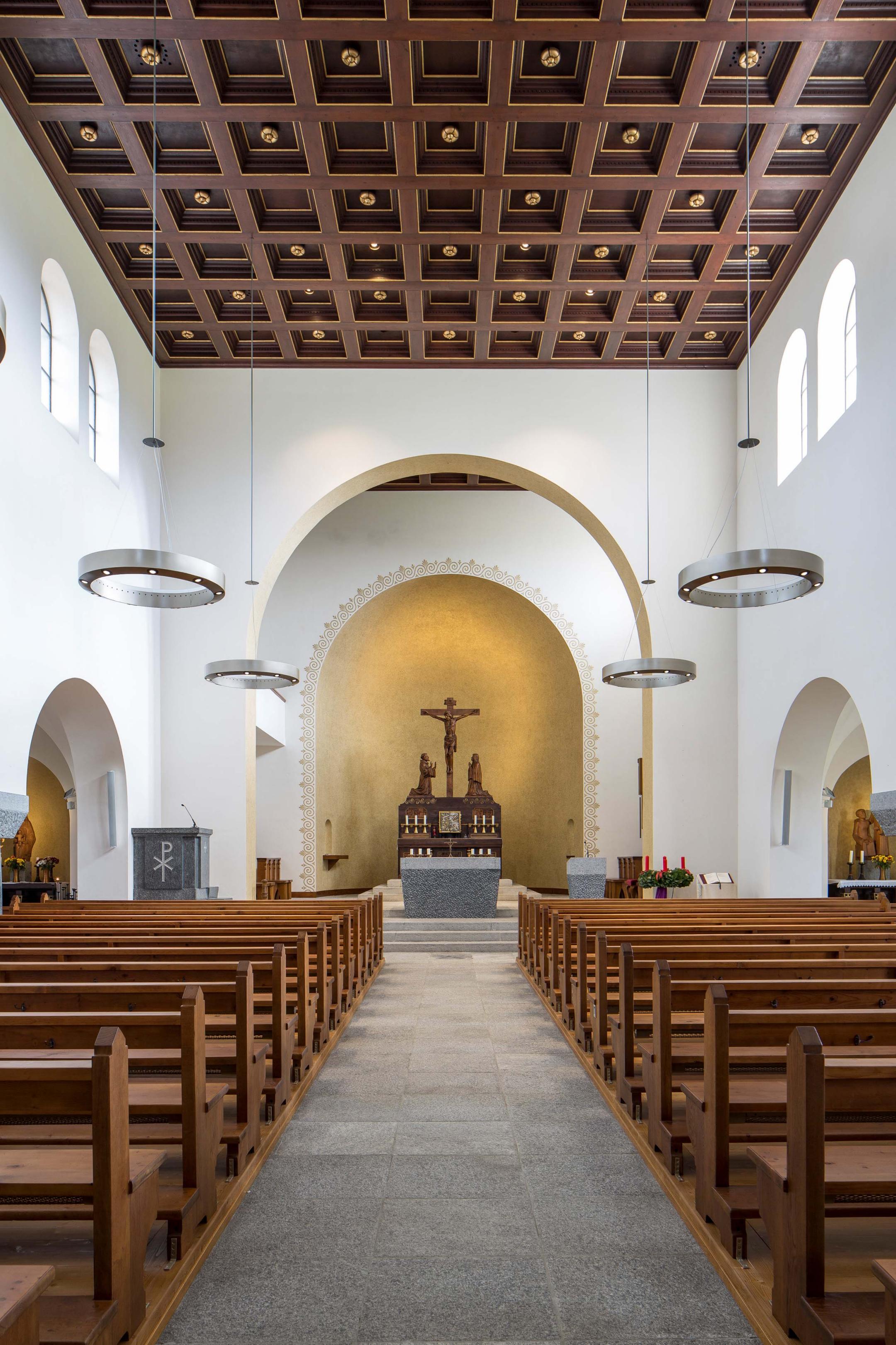 Innenansicht: Katholische Kirche St. Franziskus.