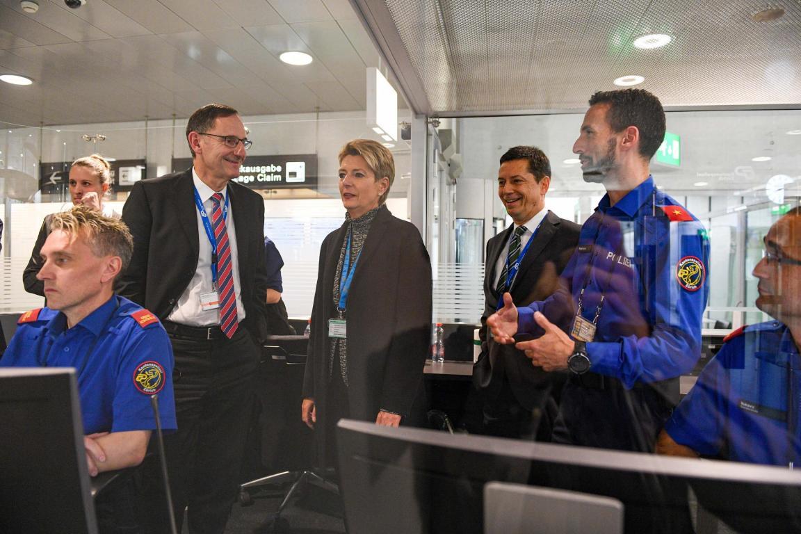 Flughafenfürung - Bundesrätin Karin Keller-Sutter und Regierungsrat Mario Fehr.