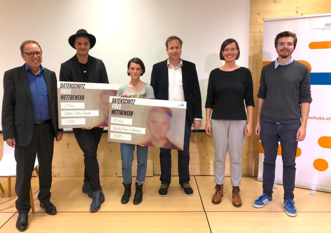 Gewinnerin und Gewinner und Jury und Moderator.