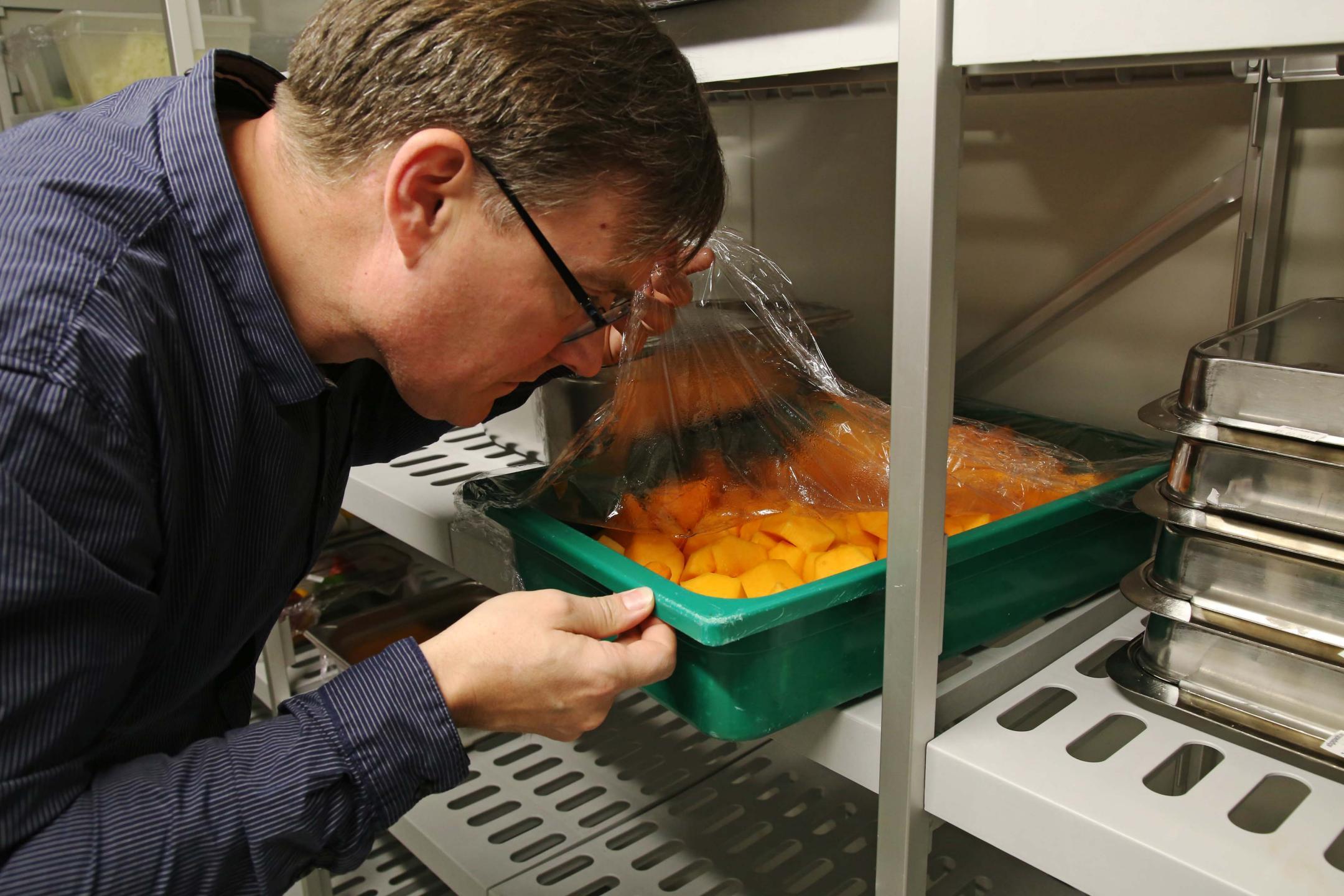 Einblick in die Arbeit des Kantonalen Labors Eine Kontrolle des Labors: Lebensmittelinspektion – Sensorik.