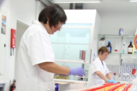 Eine Kontrolle des Labors: Nationales Referenzlabor – Harnanalyse.