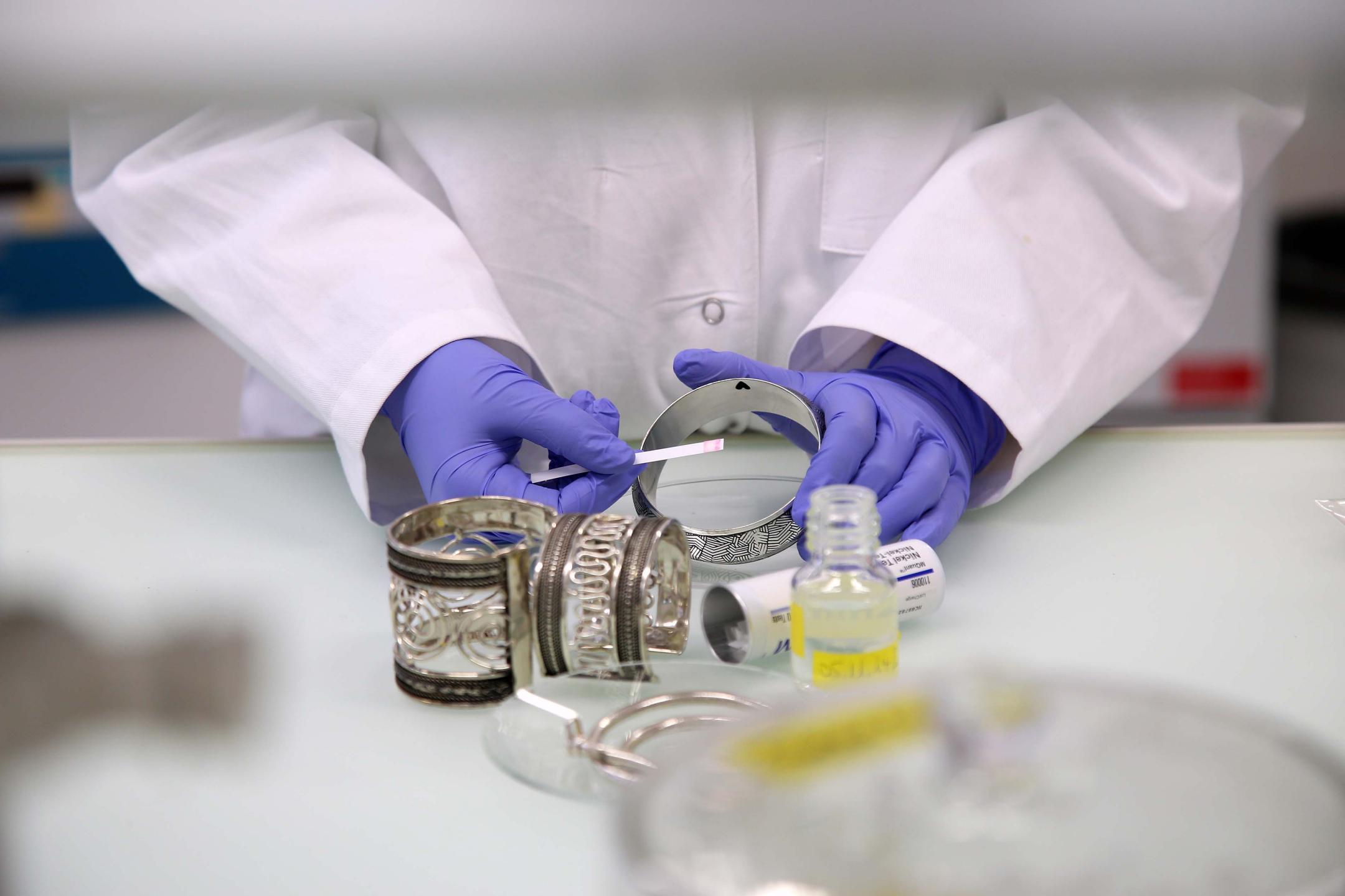 Eine Kontrolle des Labors: Schmuck – Nickelabgabe.