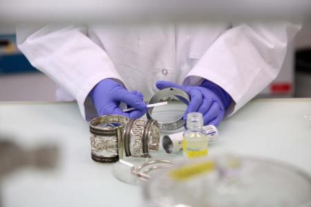 Eine Kontrolle des Labors: Schmuck – Nickelabgabe.