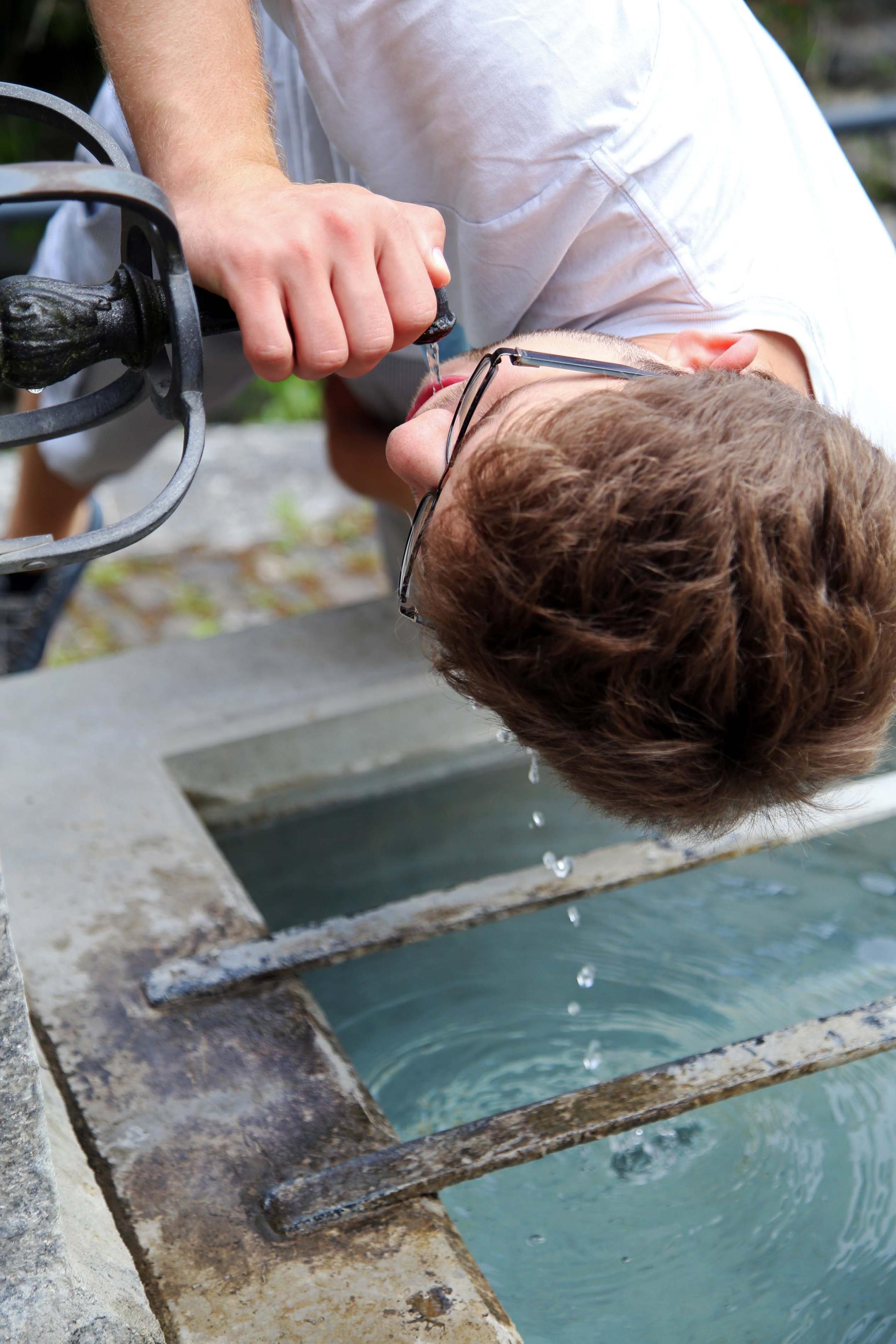 Eine Kontrolle des Labors: Trinkwasser - Sensorik.