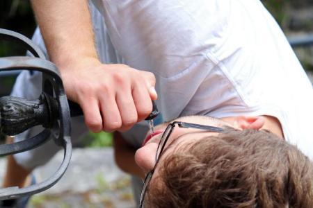 Eine Kontrolle des Labors: Trinkwasser - Sensorik.