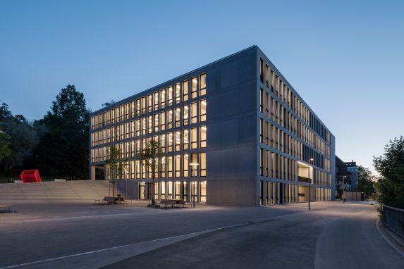Neubau - Kantonsschule Büelrain in Winterthur: Aussenansicht.