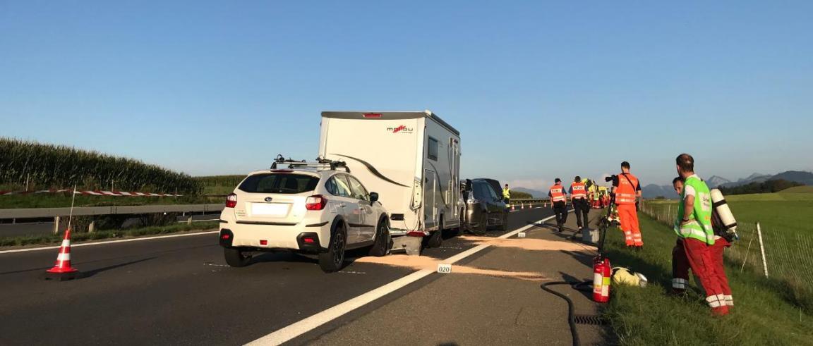 Die kollidierte Fahrzeuge in Unfallendstellung.