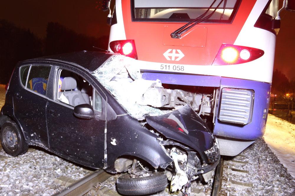 Übersichtsaufnahme der Unfallstelle: Das Kollidierte Auto vom Zug.