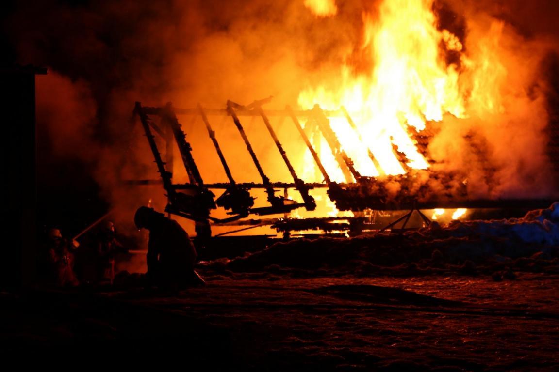Der Ortsbrand: Die brennende Holzbaracke.