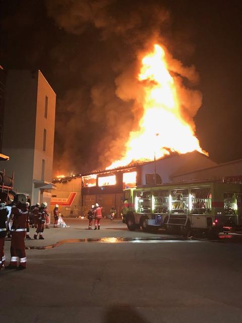 Die brennende Industriehalle und der Einsatz der Feuerwehr.
