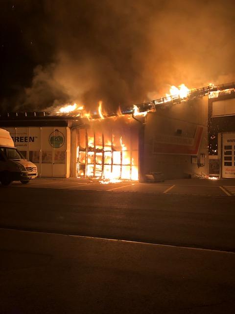 Der Brandort: Die brennende Halle.