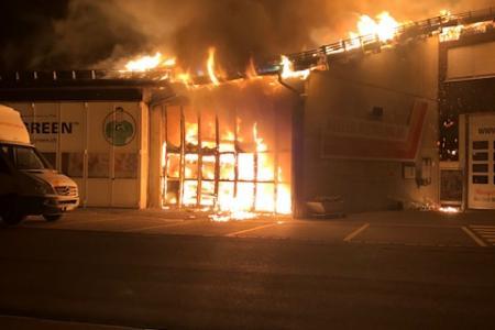Der Brandort: Die brennende Halle.