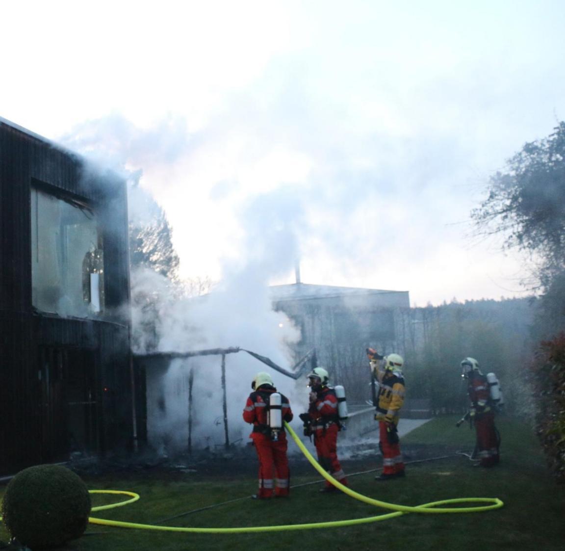 Das Brand eines Gartenhauses sowie der Fassade eines Wohnhauses: Der Einsatz der Feuerwehr. 