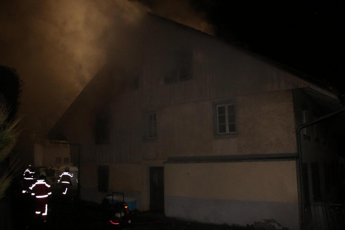 Das brennende Haus und der Einsatz der Feuerwehr.