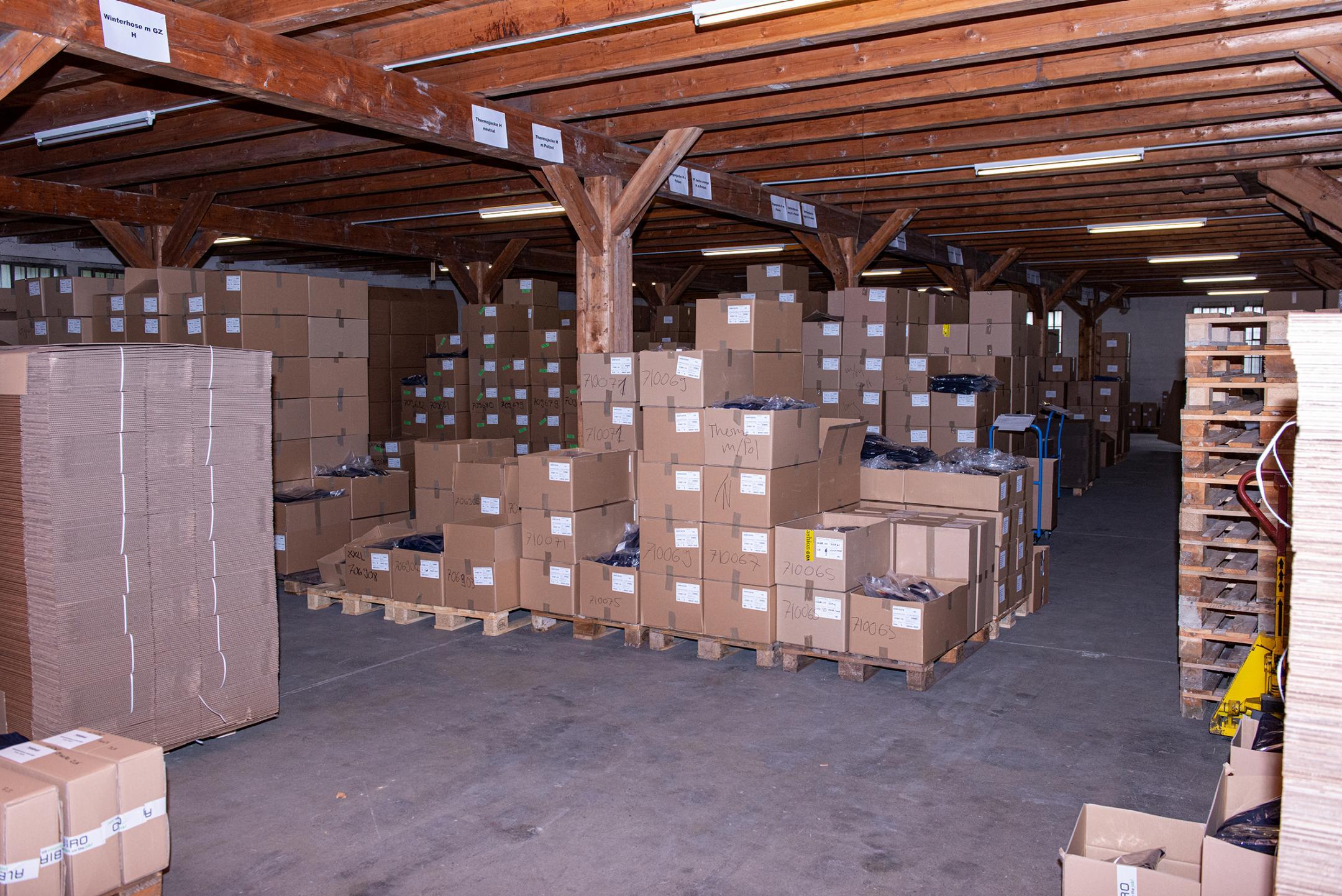 Übersichtsaufnahme der Lager. 