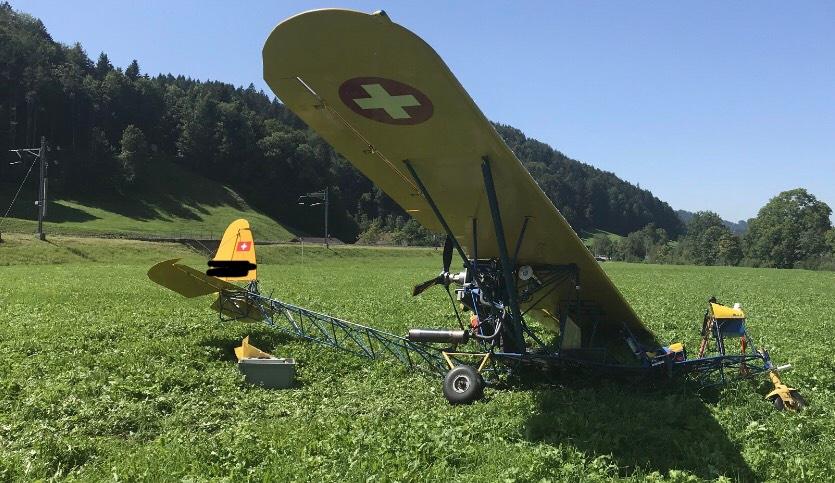 Übersichtsaufnahme am Unfallort: Das umgestürzte Kleinflugzeug.