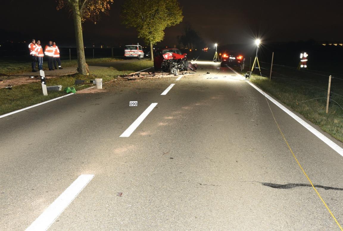 Die kollidierte Fahrzeuge am Unfallort.