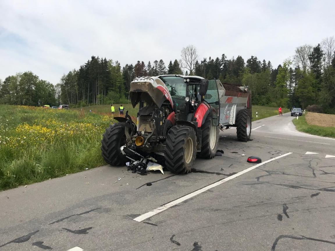 Die beteiligte Fahrzeuge an der Unfallstelle: ein Motorrad und ein Traktor.