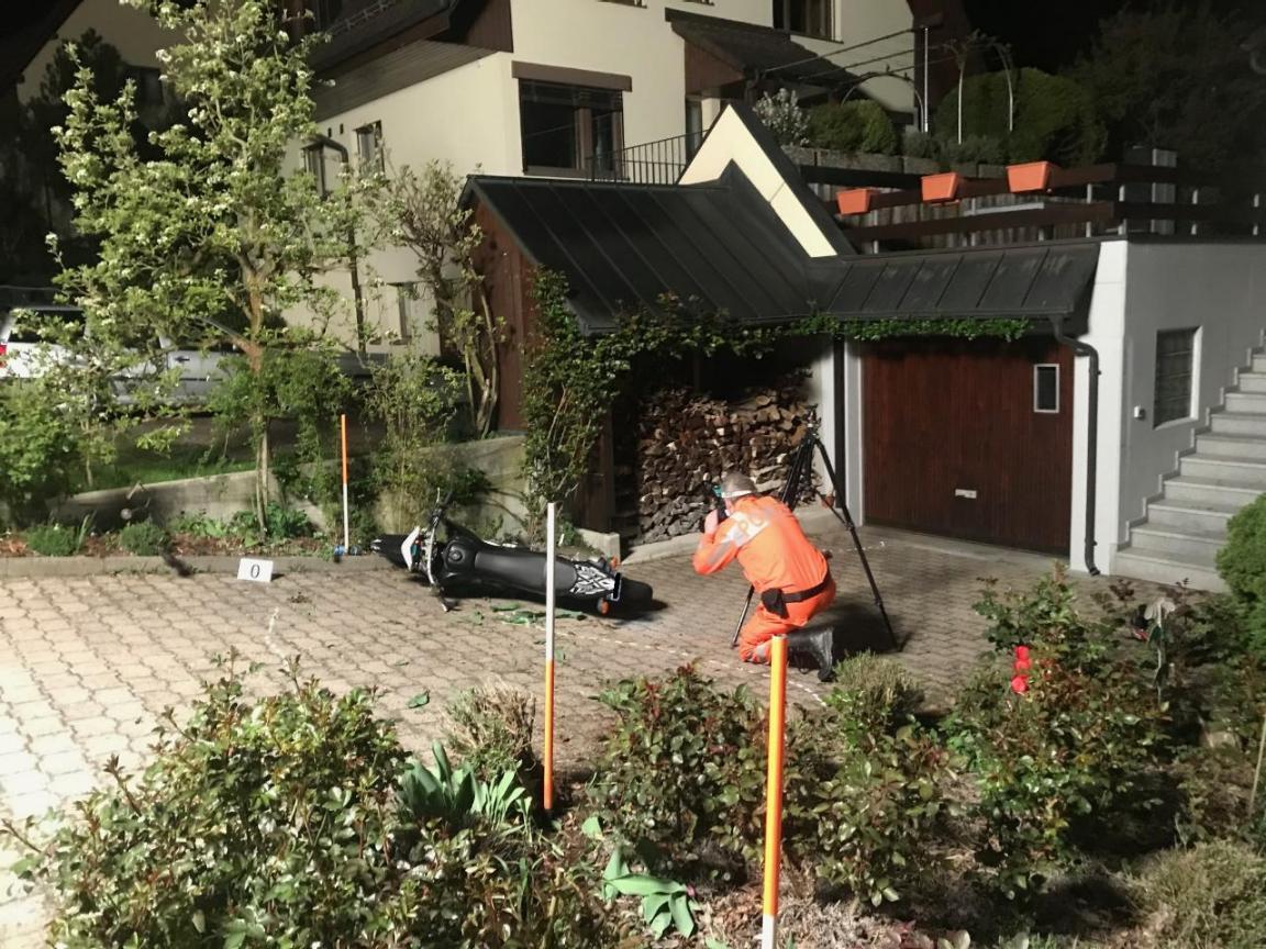  Das beteiligte Motorrad: Unfallübersichtsfoto.