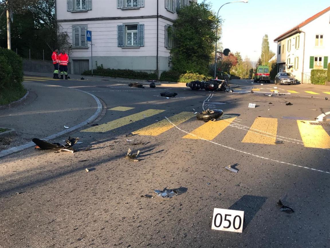 Unfallstelle: Verkehrsunfall zwischen einem Personenwagen und einem Motorrad.