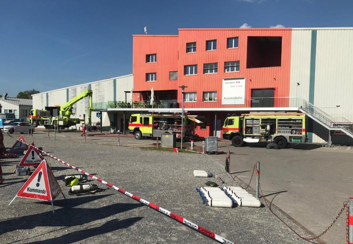 Übersichtsaufnahme von den Löscharbeiten.