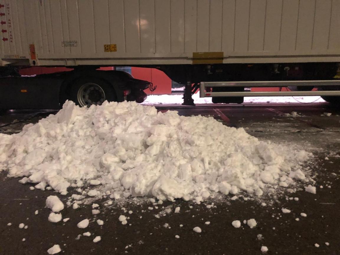 Schnee auf einem Lastwagen.