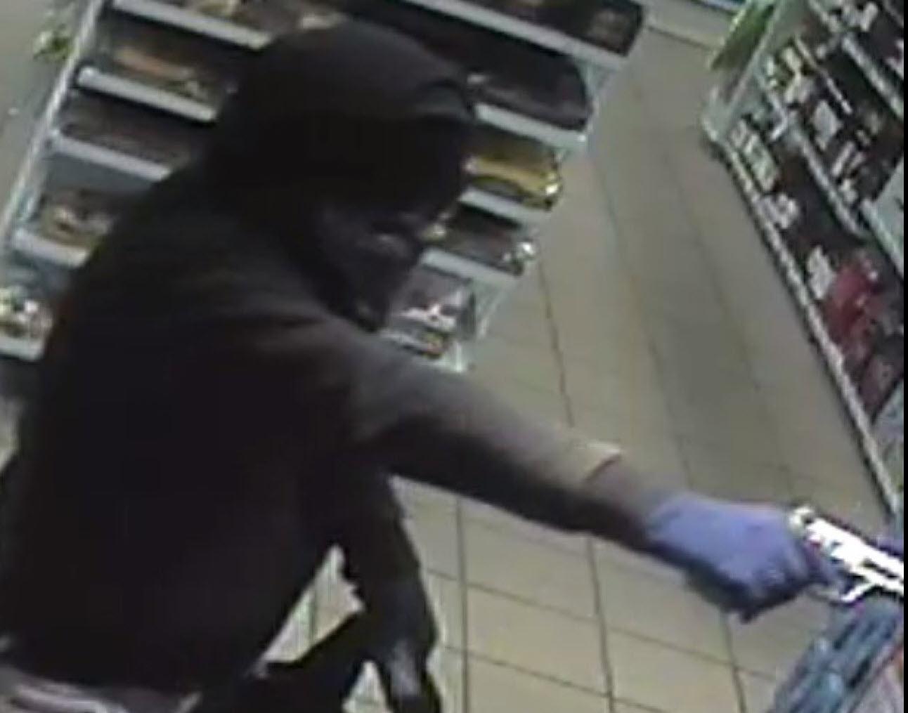 Aufnahme des Tankstellenräubers: Der maskierte und bewaffnete Mann.