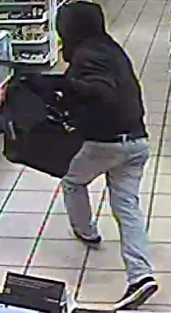 Aufnahme des Tankstellenräubers: Der maskierte und bewaffnete Mann.