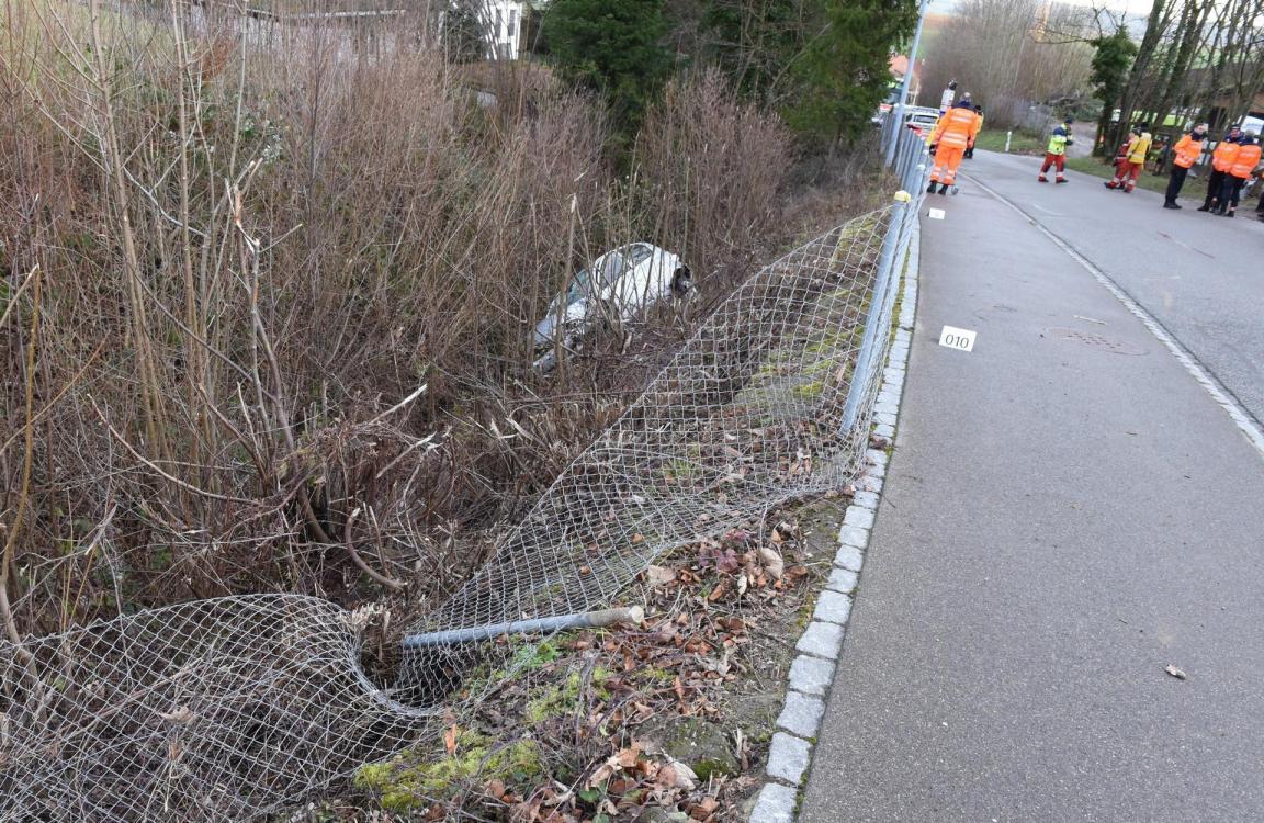 Unfallendlagestellung: Der zerstörte Personenwagen.