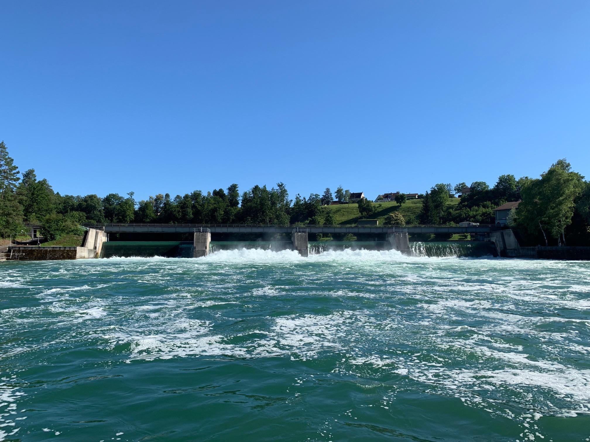 Rheinau Unfall mit Gummiboot glimpflich ausgegangen Kanton Zürich