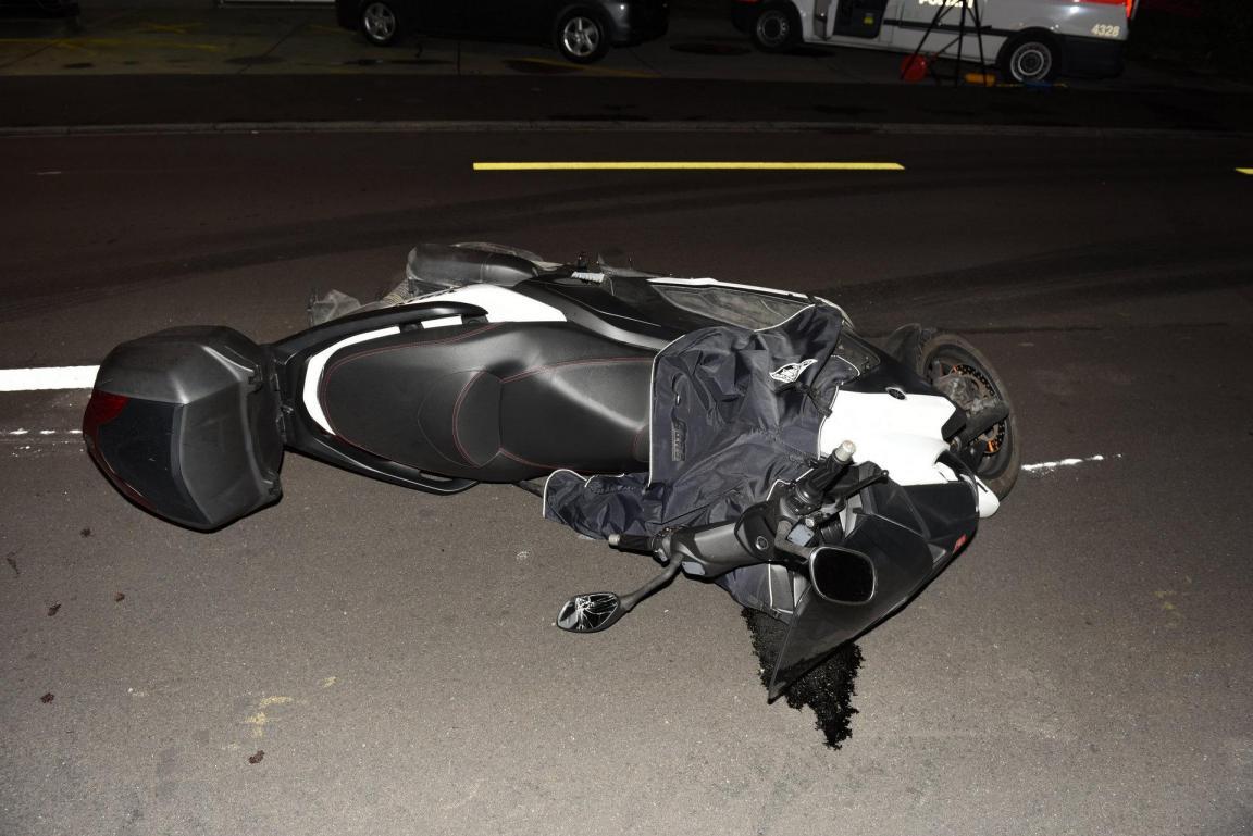 Das beteiligte Motorrad an der Unfallstelle.