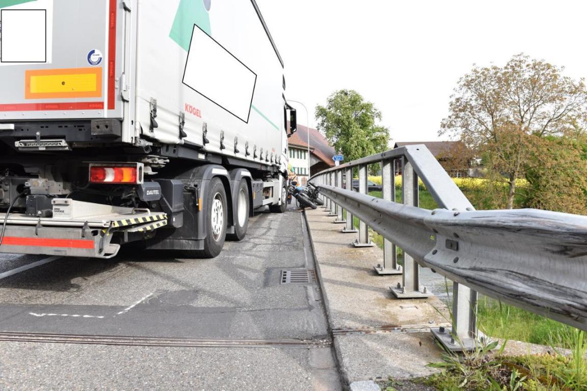 Unfallübersichtsaufnahme: Die beteiligte Fahrzeuge.