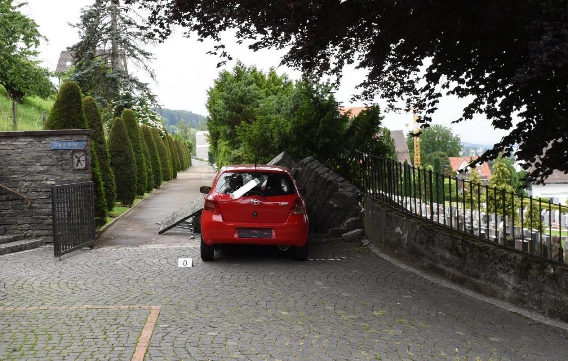 Endlage Unfallfahrzeug: Der beteiligte Personenwagen.