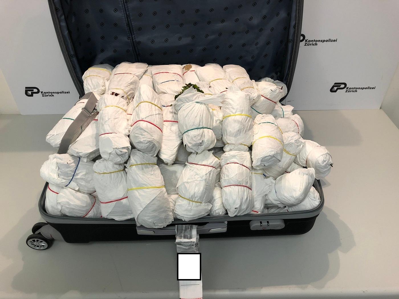 Ein Reisekoffer mit geschmuggeltem Khat.