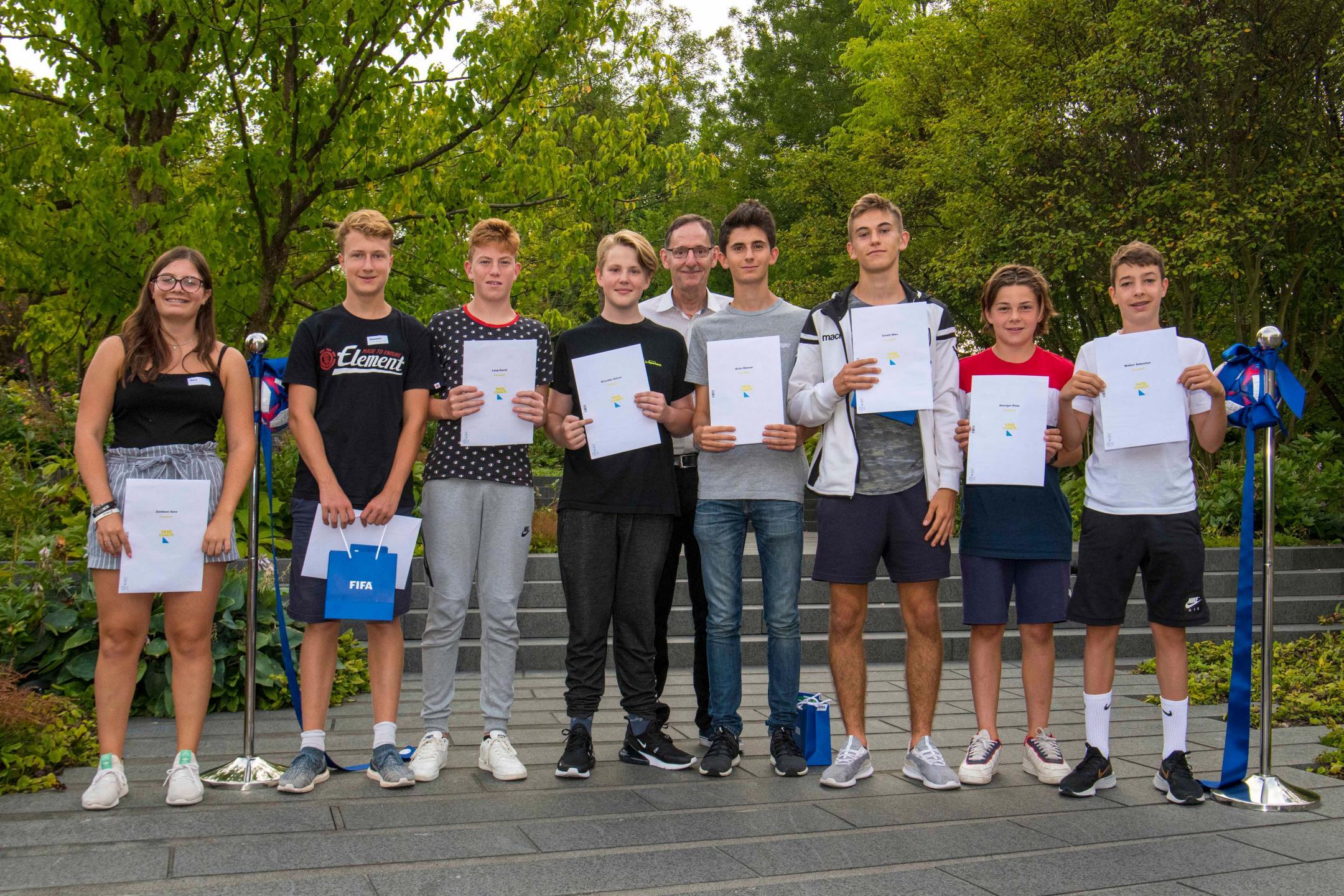 Regierungsrat Mario Fehr und die acht anwesenden diplomierten 1418coaches.