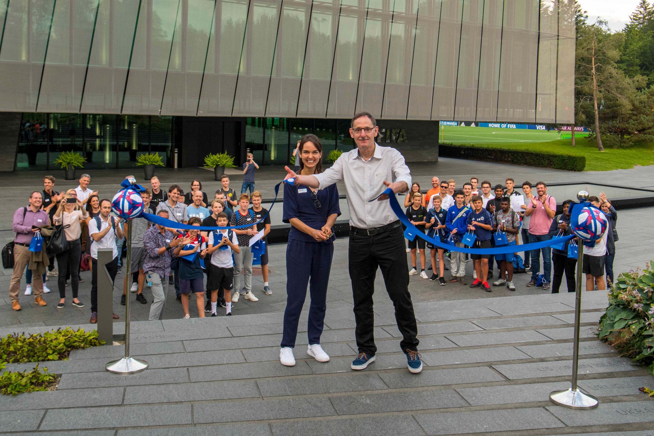 Regierungsrat Mario Fehr und Myriam Burkhard, Head of Corporate Communications & Global Public Affairs eröffnen den Treasure Trail im Home of FIFA.