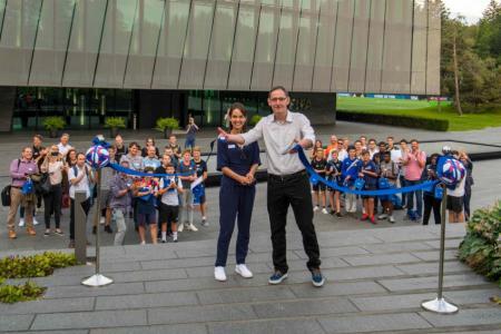 Regierungsrat Mario Fehr und Myriam Burkhard, Head of Corporate Communications & Global Public Affairs eröffnen den Treasure Trail im Home of FIFA.