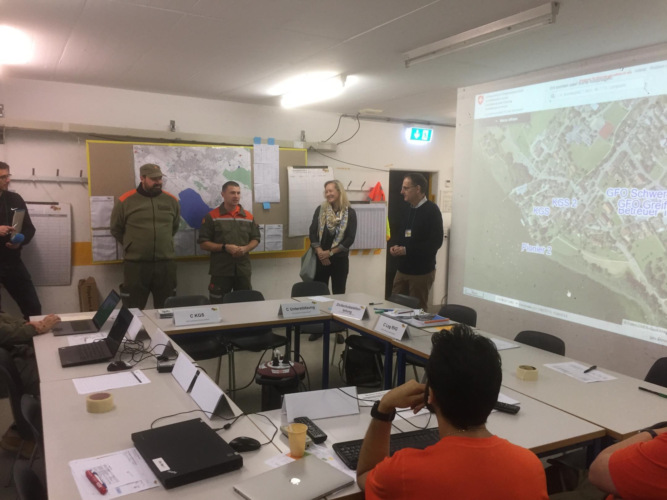 Regierungsrat Mario Fehr lässt sich über die Tätigkeiten des Kulturgüterschutzes informieren