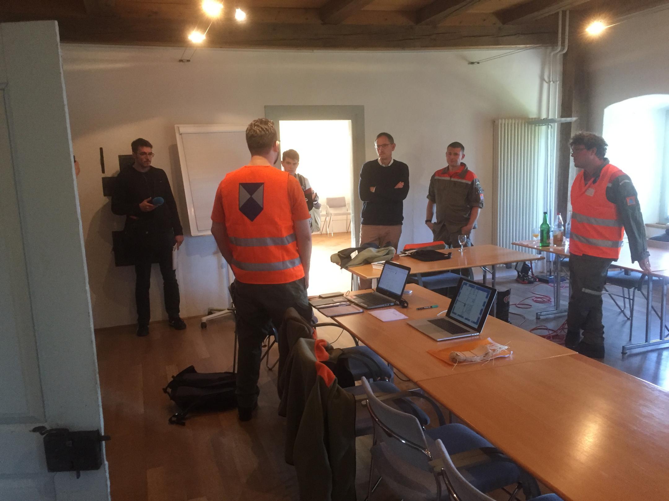 Regierungsrat Mario Fehr lässt sich über die Tätigkeiten des Kulturgüterschutzes informieren