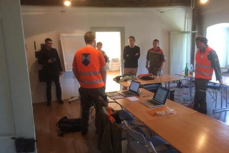 Regierungsrat Mario Fehr lässt sich über die Tätigkeiten des Kulturgüterschutzes informieren