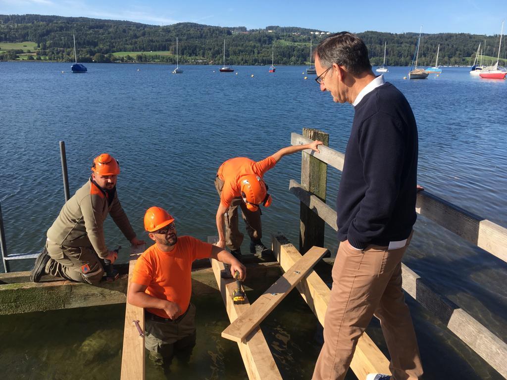 Regierungsrat Mario Fehr beurteilt den Stegbau der Pioniere auf dem Greifensee