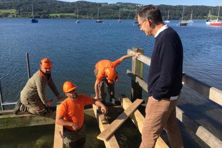 Regierungsrat Mario Fehr beurteilt den Stegbau der Pioniere auf dem Greifensee