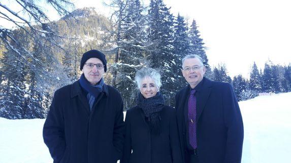 Sicherheitsdirektor Mario Fehr, Volkswirtschaftsdirektorin Carmen Walker Späh und Oberst Christophe Schalbetter in der Umgebung von Davos.