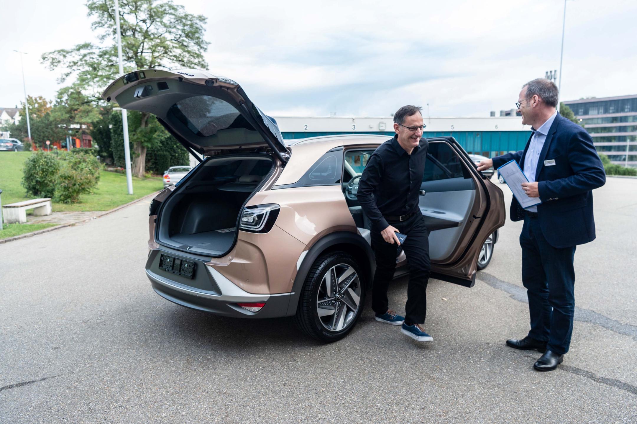 Mario Fehr stellt das neue Wasserstoffauto des Zuercher Regierungsrats vor.