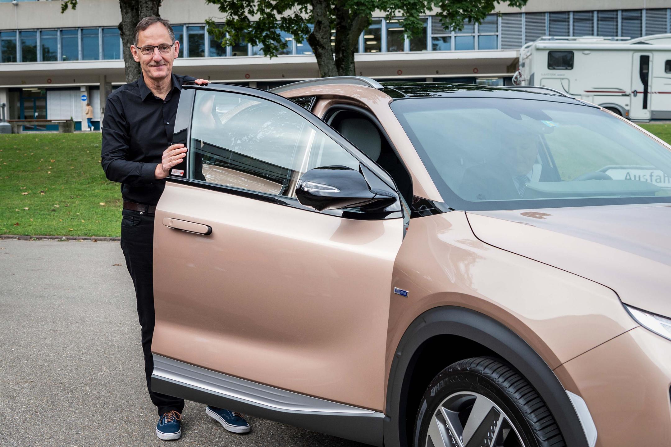 Mario Fehr stellt das neue Wasserstoffauto des Zuercher Regierungsrats vor.