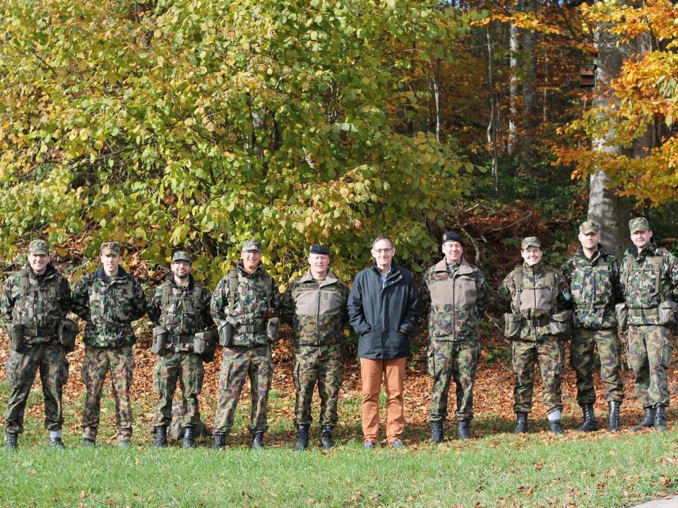 Gruppenfoto: Sicherheitsdirektor Mario Fehr und die Armeeangehörige.